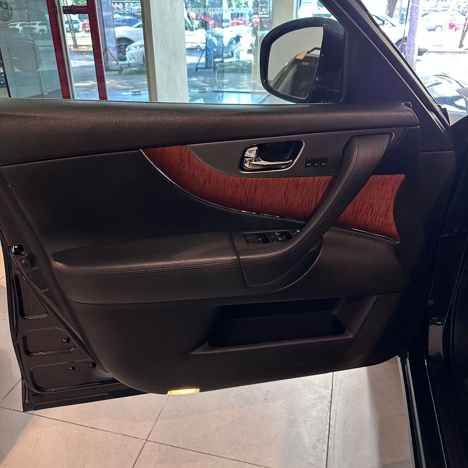 2016 INFINITI QX70 5.0 Seduction At